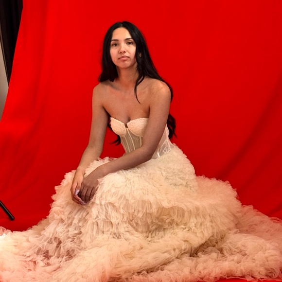 Exquisite Strapless Ruffled Couture Gown. Size 0-6. Ivory Color. - Picture 12 of 16